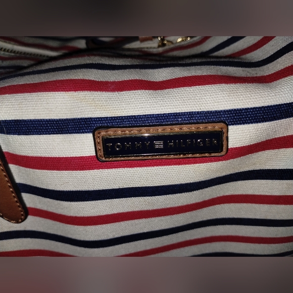 Tommy Hilfiger large bag/tote. Snaps down to a smaller size bag. - Picture 2 of 6